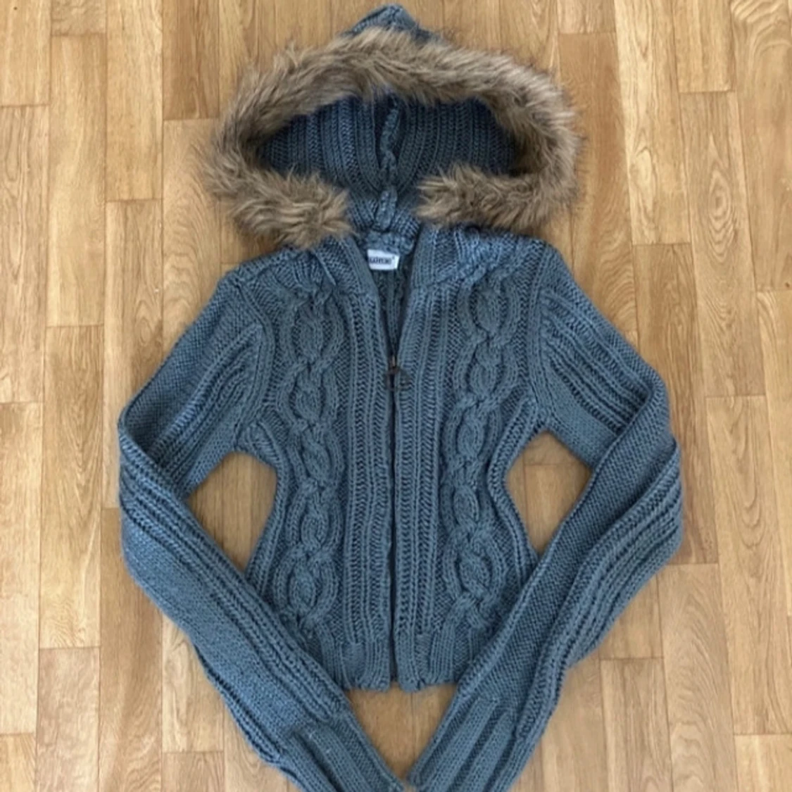 Blå stickad kofta med päls och dragkedja 