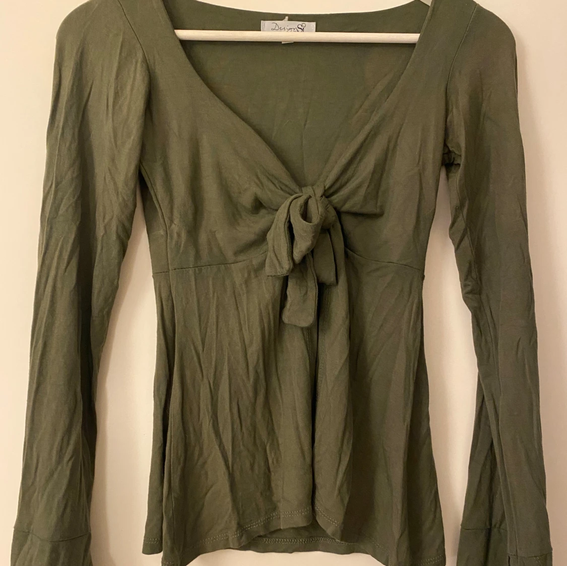Olivgrön långärmad topp med knyt