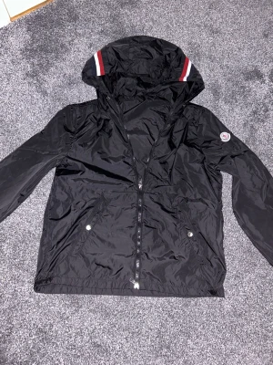 Svart moncler windbreaker - Säljer denna moncler windbreaker för 800kr