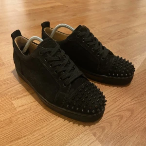 Christian Louboutin skor - Christian Louboutin skor i en svart color way. Skorna har blivit limmade vid sulan. Bortsätt från det så är skorna i toppskick. Storlek 43 men passar även 44. Tveka inte att kontakta vid minsta lilla fundering. Pris går att diskuteras vid snabb affär. 