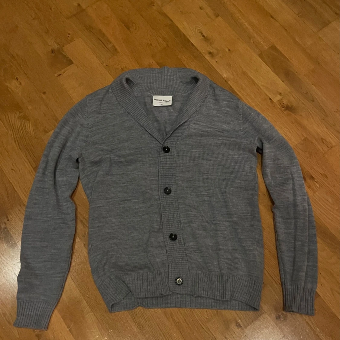 Grå kofta från Bruun & Stengade