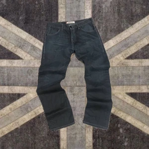 Levis 501 mörkblå    - Tjena. Säljer mina 501:or i storlek S. De är i riktigt bra skick och ser ut precis som de ska: klassiskt mörkblå, som du ser på bilderna. Du vet vad du får. Perfekt för dig som vill ha ett par fräscha 501:or utan att slösa tid. Intresserad? Skicka ett meddelande så fixar vi det.