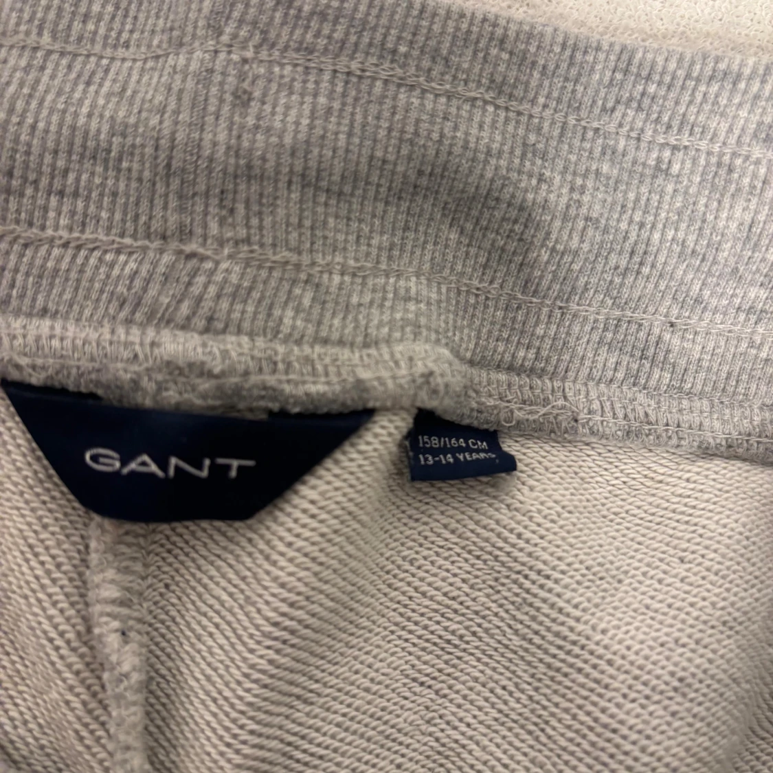 Grå mjukisbyxor från GANT med snörning - 3