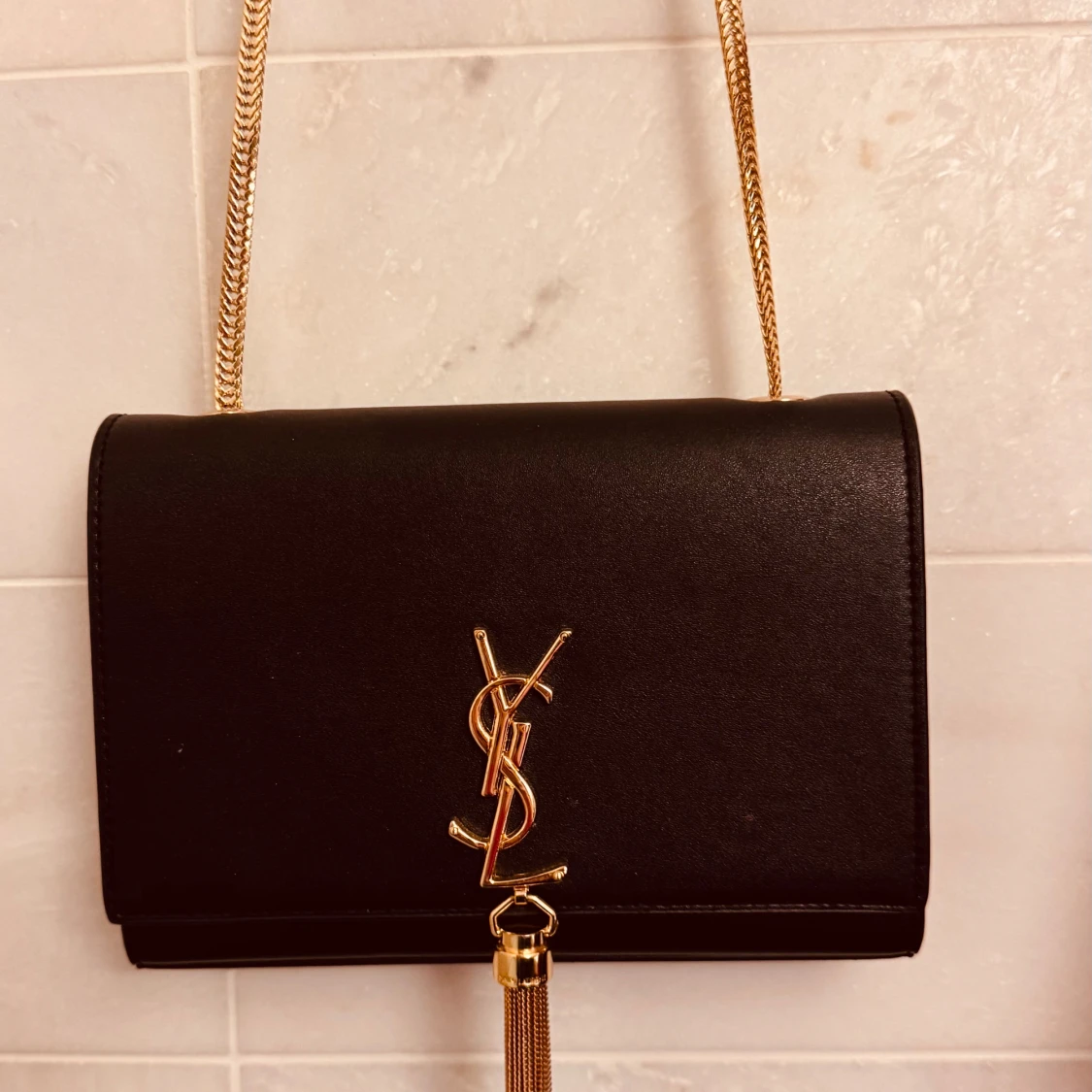 Svart YSL axelväska med guldkedja