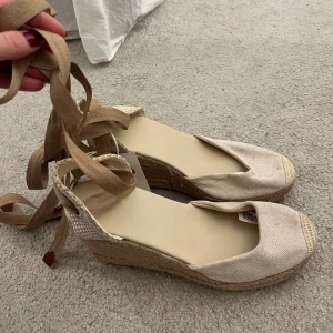 Beige espadrille sandaler med kilklack - Råkade köpa för stor storlek, dem är aldrig använda❤️