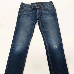 Abercrombie jeans  - Säljer ett par mörkblå Abercrombie jeans med snygg slitning. Änvända väl men fortfarande väldigt bra skick. Storleken är för 12 år, men tror att det är ungefär W26, L26. Fråga gärna om du undrar något! Pris kan diskuteras :)