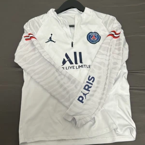 Vit långärmad PSG fotbollströja - En fin vit PSG tröja för endast 450kr