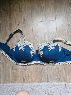 Blå intimissimi bh - Säljer en snygg blå intimissimi bh,jag köpte den av nån på plick så jag har bara testat den,den va förstora för mig så jag säljer den vidare till någon som den passar på 