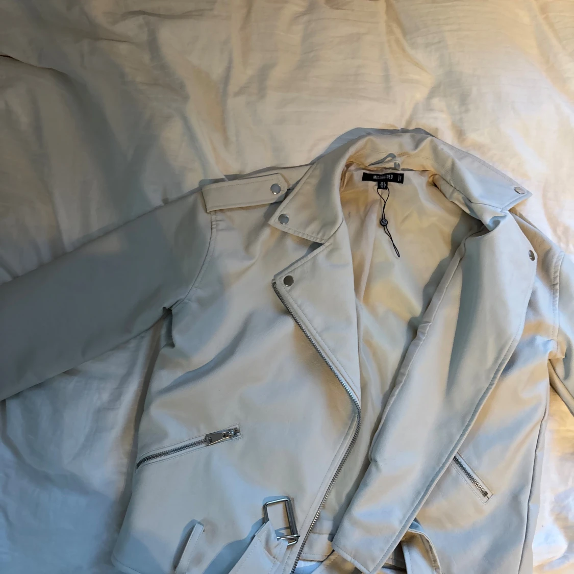 Vit / begei skinnjacka från Missguided