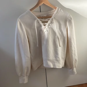 Snöras tröja - En jättefin vit tröja som är smörad den är från hm färg allt fler bilder. Storleken är M men passar exakt som S 
