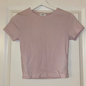 Kort T-shirt från Gina Tricot  - Använt fåtal gånger, i fint skick! Magtröja/kort tröja