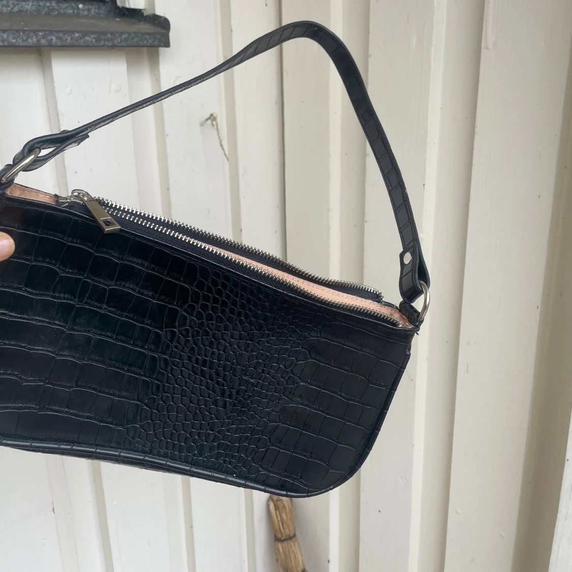 Svart axelväska i krokopräglat skinn - 1