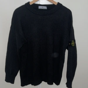 Svart stickad Stone Island tröja - Aldrig använd, stickad tröja, i storlek L