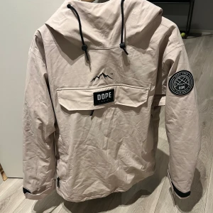 dope skidjacka  - säljer min dope skidjacka o färgen beige och storlek M, använd endast 2 säsonger🤗 köpte för 2099kr
