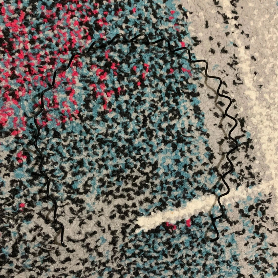 Svart vågigt metall-diadem - 1