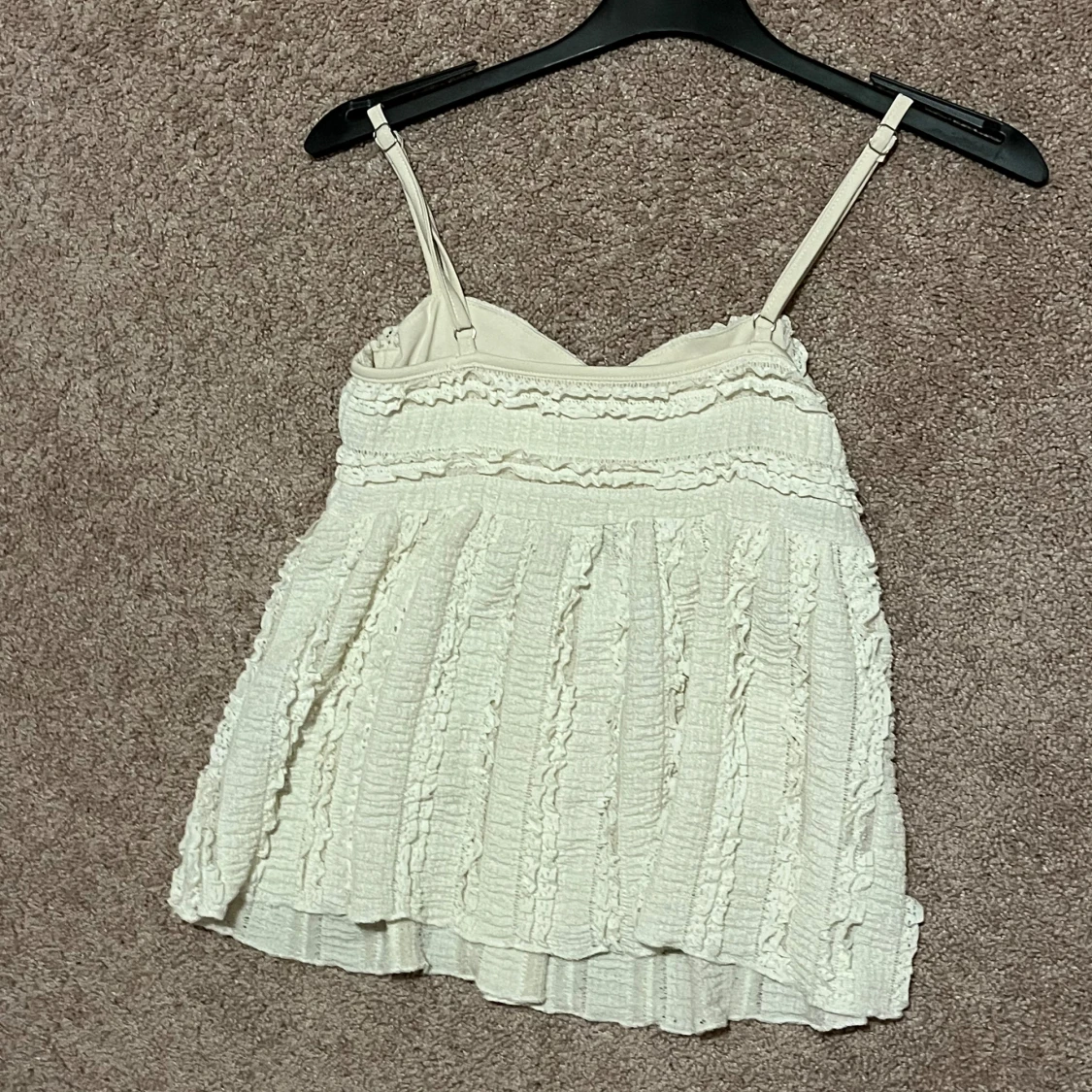 Vit volangig linnetopp med smala axelband - 1