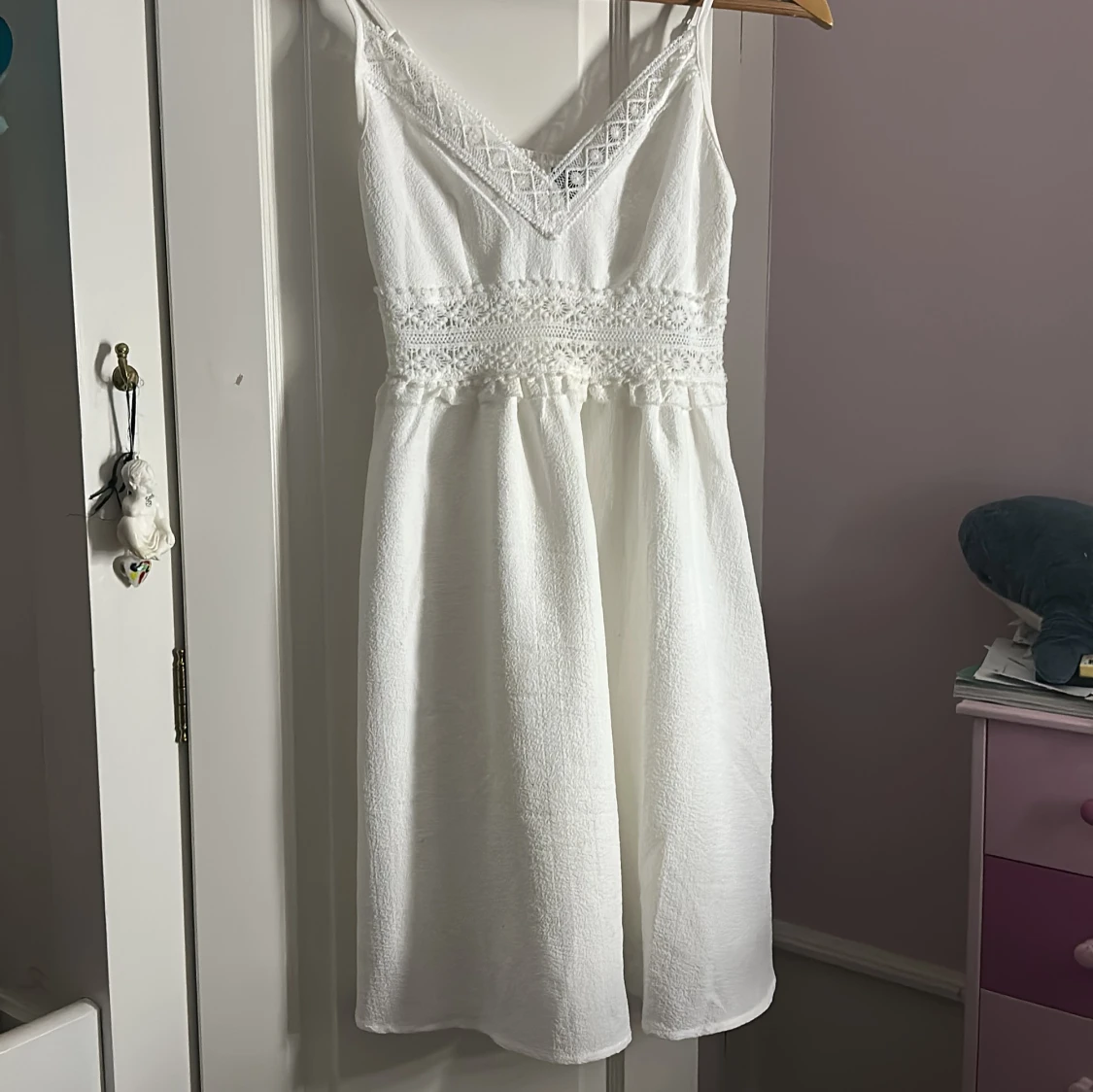 Vit spetsklänning med smala axelband