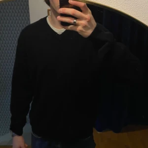 Svart Emilio Cloud tröja - Svart Emilio Cloud tröja. V-ringad. 