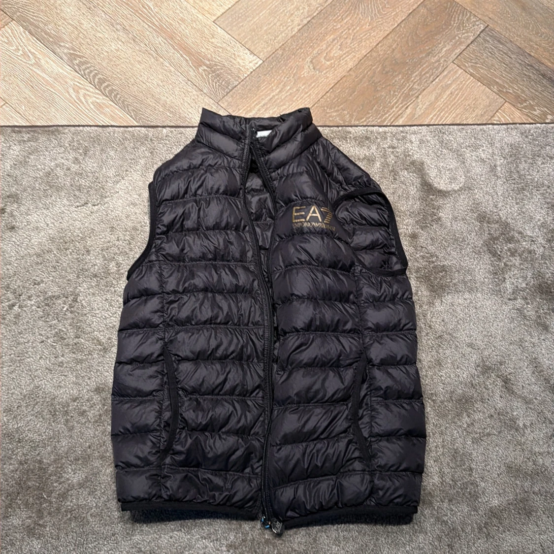 Svart dunväst från Emporio Armani