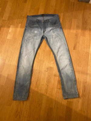Jeans från LEE  - Säljer ett par ljusblå jeans från Lee i storleken W34 och L32 men passar som W31 och L32!! Riktigt feta och väldigt sköna!