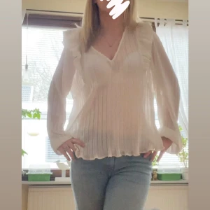 Vit blus ifrån vila! - En jätte fin blus ifrån vila som är i jätte fint skick och säljer endast då den inte kommer till så mycket användning!😚💋