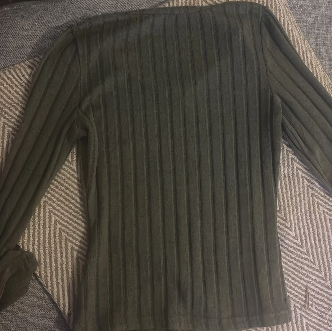 Mörkgrön ribbad långärmad tröja - 1