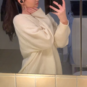 Oversized beige stickad tröja - Supermysig oversized stickad tröja i beige med lång ärm och relaxed fit. Perfekt för att chilla hemma eller när du vill ha en enkel men snygg look. Mjuk och skön känsla, passar dig som gillar minimalistisk stil.