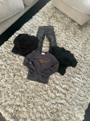 Tröjor och byxor i stl xs - Sköna tröjor och byxor från replay och Ralph lauren. Alla är is stl xs💯                                     Fråga gärna om pris,känner mig generös.   🤑Defkter Hål i både byxan och den orange/gråa Ralph lauren tröjon men inget som inte går att fixa.  ⚜️