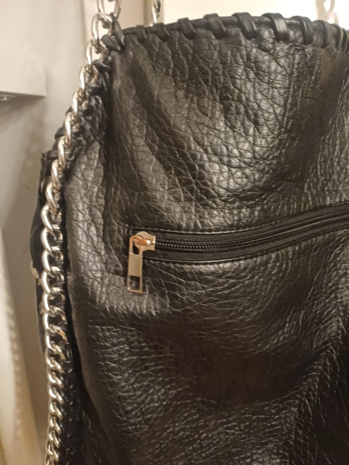 Svart axelväska med kedja från Tiamo - 3