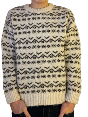 Vit stickad tröja med mönster från Zara 150-168 - Säljer en mysig vit stickad tröja från Zara med svart geometriskt mönster. Tröjan har rund hals, långa ärmar och breda ribbade muddar. Perfekt för kalla dagar och riktigt snygg till jeans.