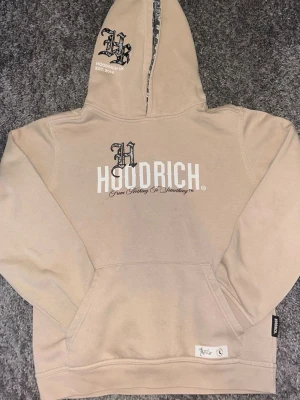 Hoodrich hoodie - Säljer en Hoodrich hoddie i beige färg och inga märken eller hål. Tröjan är knappt använd och de finns inga fläckar eller smuts på den