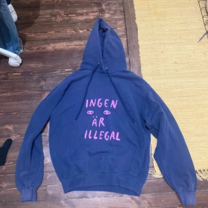 Ingen är illegal  - Lila hoddie