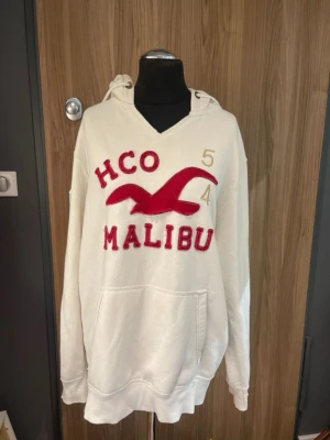 Hollister tröja - Hollister tröja med Malibu tryck som är riktig snygg och populär den är xl men den sitter som L så den är inte rätt i storlek skicket är 8/10 bara och skriva om de finns funderingar 