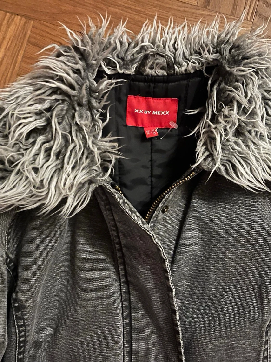 Grå lång jeansjacka med pälsdetaljer - 3