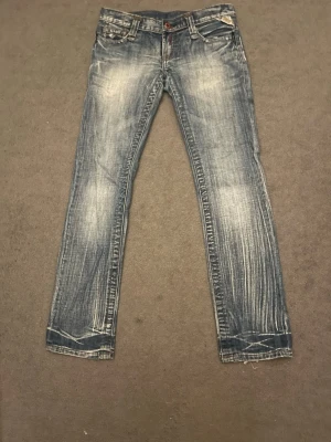 Replay jeans - Säljer dessa sjukt snygga Replay jeans. De är lågmidjade och raka/bootcut. W27 L30. De har två hål på insidan av låren som man ser på sista bilden.