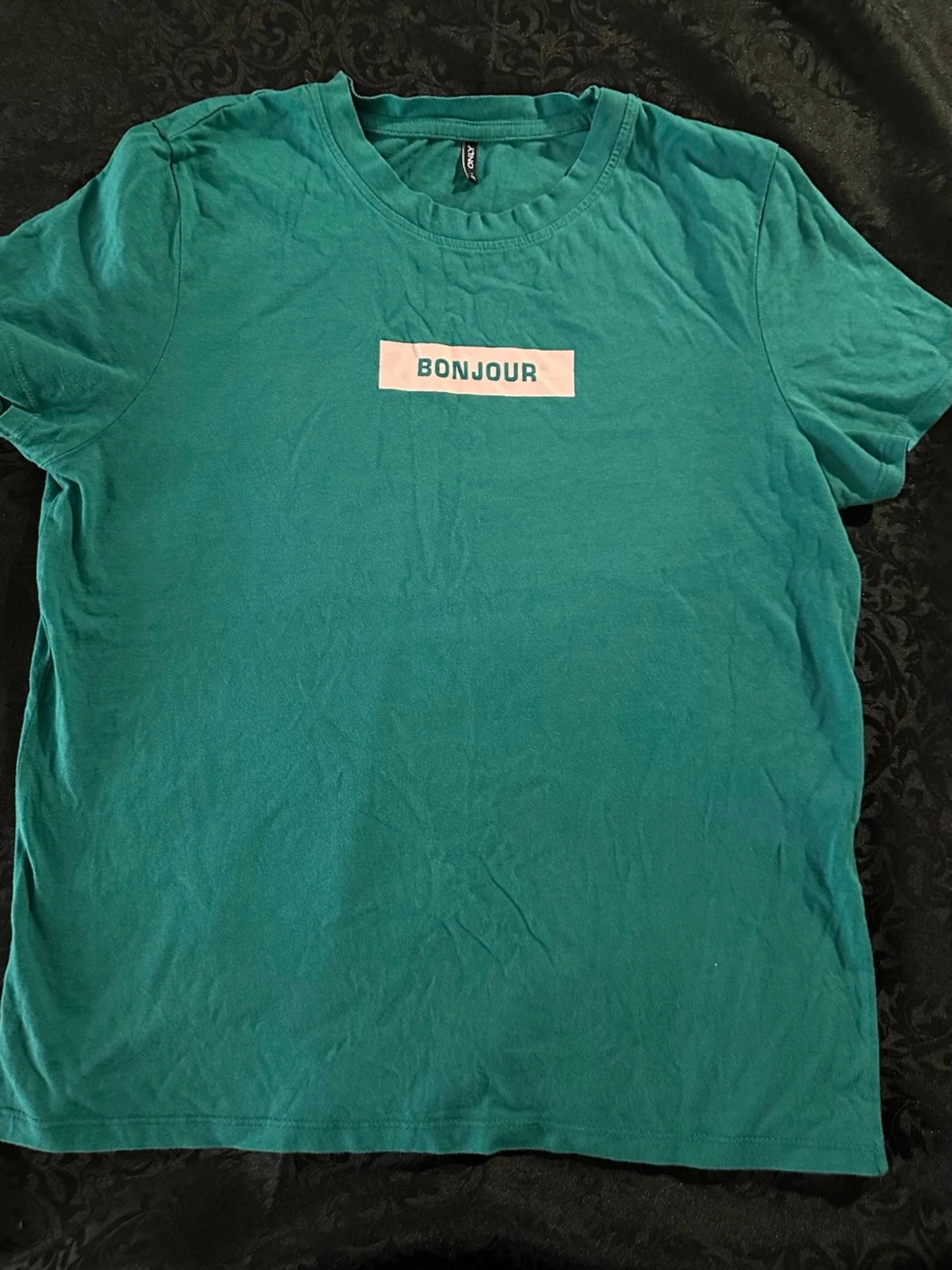 Grön t-shirt med BONJOUR-tryck storlek M  - 3