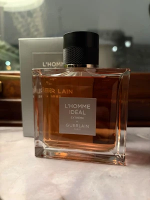 Guerlain L'Homme Idéal Extrême 100ml - Stilren parfym från Guerlain, L'Homme Idéal Extrême. Flaskan rymmer 100 ml och är tillverkad i Frankrike. Perfekt för dig som vill sticka ut med en exklusiv doft. Endast testad