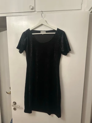 Sammets klänning - Svart sammets klänning  Support women image clothes  Storlek M