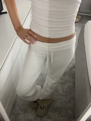 mjukisbyxor - ett par vita mjukisbyxor från lager 157! säljer dom då dom inte kommer till användning, dom är i helt nytt skick🤍
