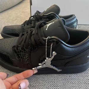 Svarta Nike Jordan 1 Low sneakers - säljer ett par låga svarta Jordan skor pga att de var för små för mig😪, dom är helt nya och kostade mer än dubbelt så mycket från start. Jag har tyvärr råkat dra bort taggen de är andledningen varför de inte gick att skicka tillbaka dom. Alla tillbehör är kvar och kommer skickas i orginal förpackning. Tar emot budningar men inom rimlig nivå 