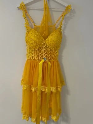 Gul kort klänning med spets och rosett - En sexig natt klänning med trosor helt nya. One size