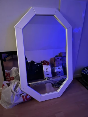 Stor spegel - Stor spegel vit med väldigt fin ram, inga repor. 