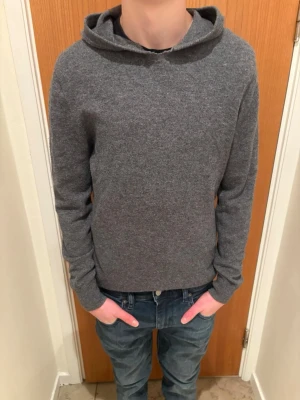 Kashmir hoodie - Säljer denna feta hoodie, liten skada vid luvan. Pris går att diskuteras