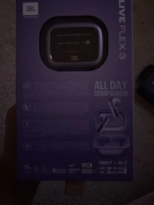 JBL Live Flex 3 - JBL Live Flex 3 är trådlösa hörlurar med smart laddningsetui, adaptiv brusreducering och Hi-Res Audio. Upp till 50 timmars batteritid, perfekt passform och kristallklara samtal. Laddningsetui med display för enkel kontroll. Produkten ser ny ut, ingen synlig skada på förpackningen.