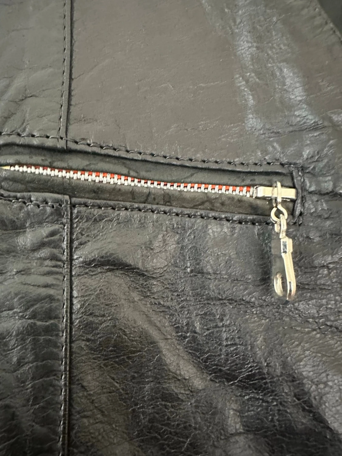 Svart skinnväst med fickor och dragkedja - 2