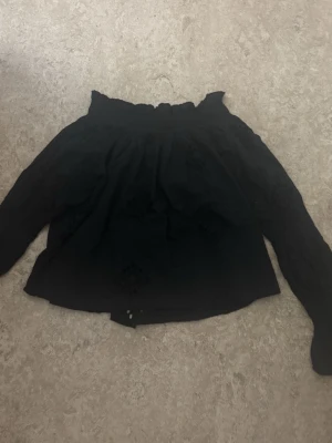 Off shoulder tröja  - Svart off shoulder tröja som är ihålig på vissa ställen, köpt från Zara i storlek xs/s, använd ett par få gånger. 