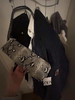 Väska från ZARA - Anledning till att jag säljer den är för att jag fick den i present och den är inte min typ av smak på väskor den är ABSOLUT INTE ANVÄND och är från ZARA priset kan diskuteras jag kan sänka de puss!💞