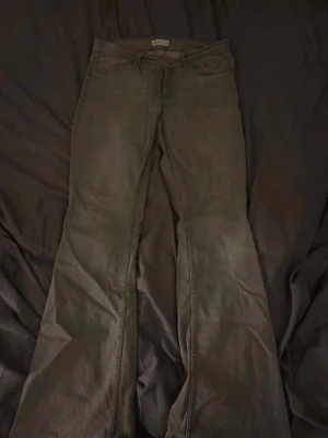 Grå bootcut jeans  - Snygga grå jeans från Perfect Jeans i storlek 40. 