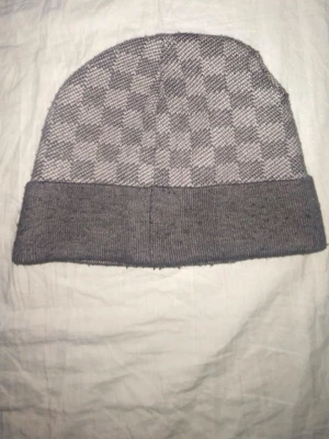Grå rutig mössa  - Säljer en grå mössa, som har ett rutigt mönster. Denna mössa är perfekt för kalla vinter dagar just nu under vintern, mössan är i ett väldigt bra skick men är lite nopprig men de är super enkelt att ta bort, du kan till exempel ta bort de med en noppmaskin 