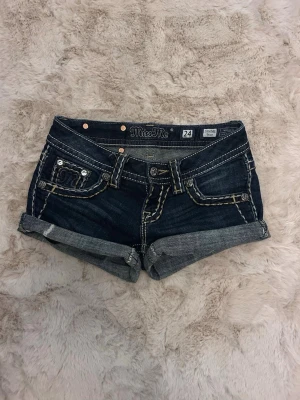 Mörkblå jeansshorts från Miss Me - Säljer ett par mörkblå jeansshorts från Miss Me i storlek 24❤️